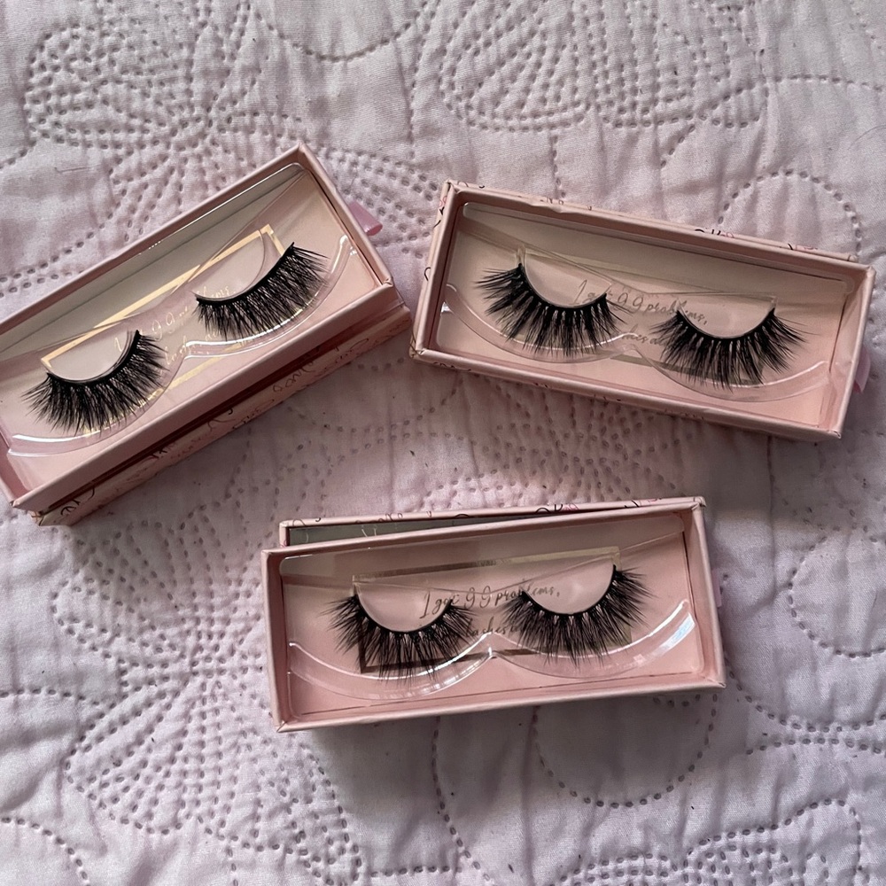 Black Voluminous False Lashes for Dramatic Eye Enhancement